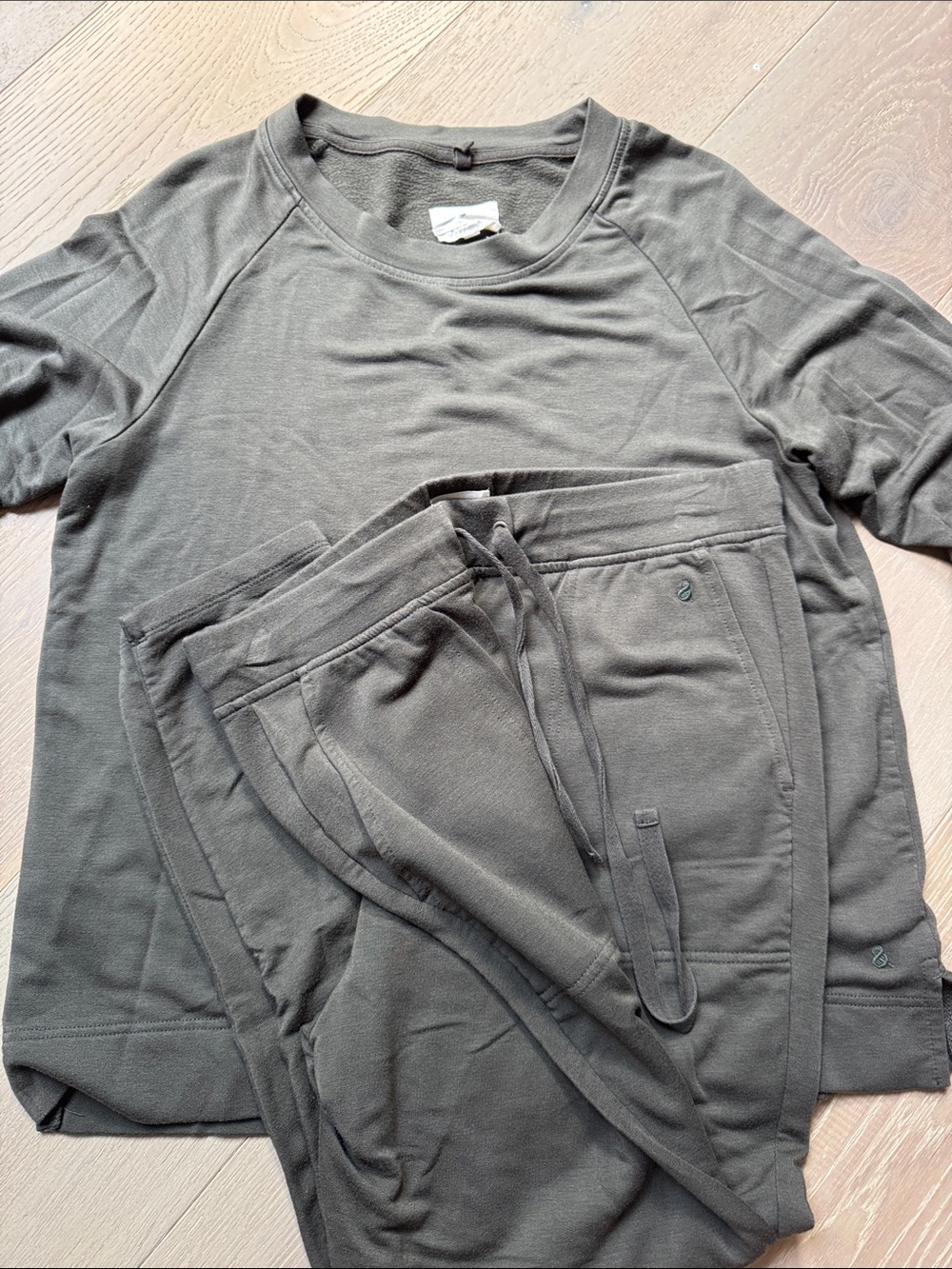 Lou & Grey SignatureSoft Olive Green Crewneck Sweatshirt and Pants Set